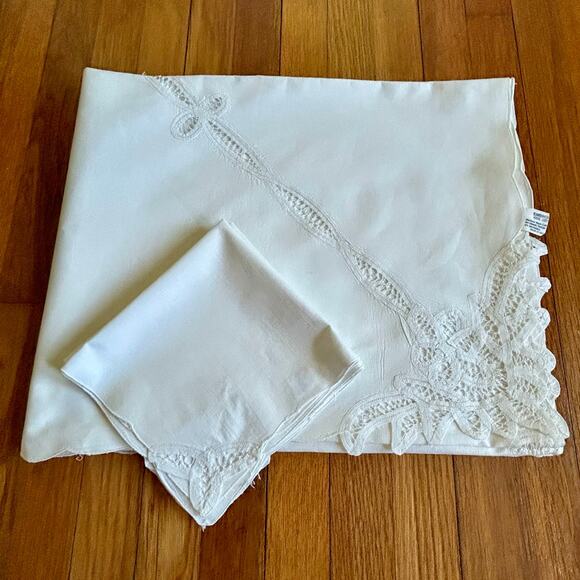 Vintage White 100% Cotton Battenberg Lace Tablecloth with 4 Matching Napkins - Picture 10 of 16